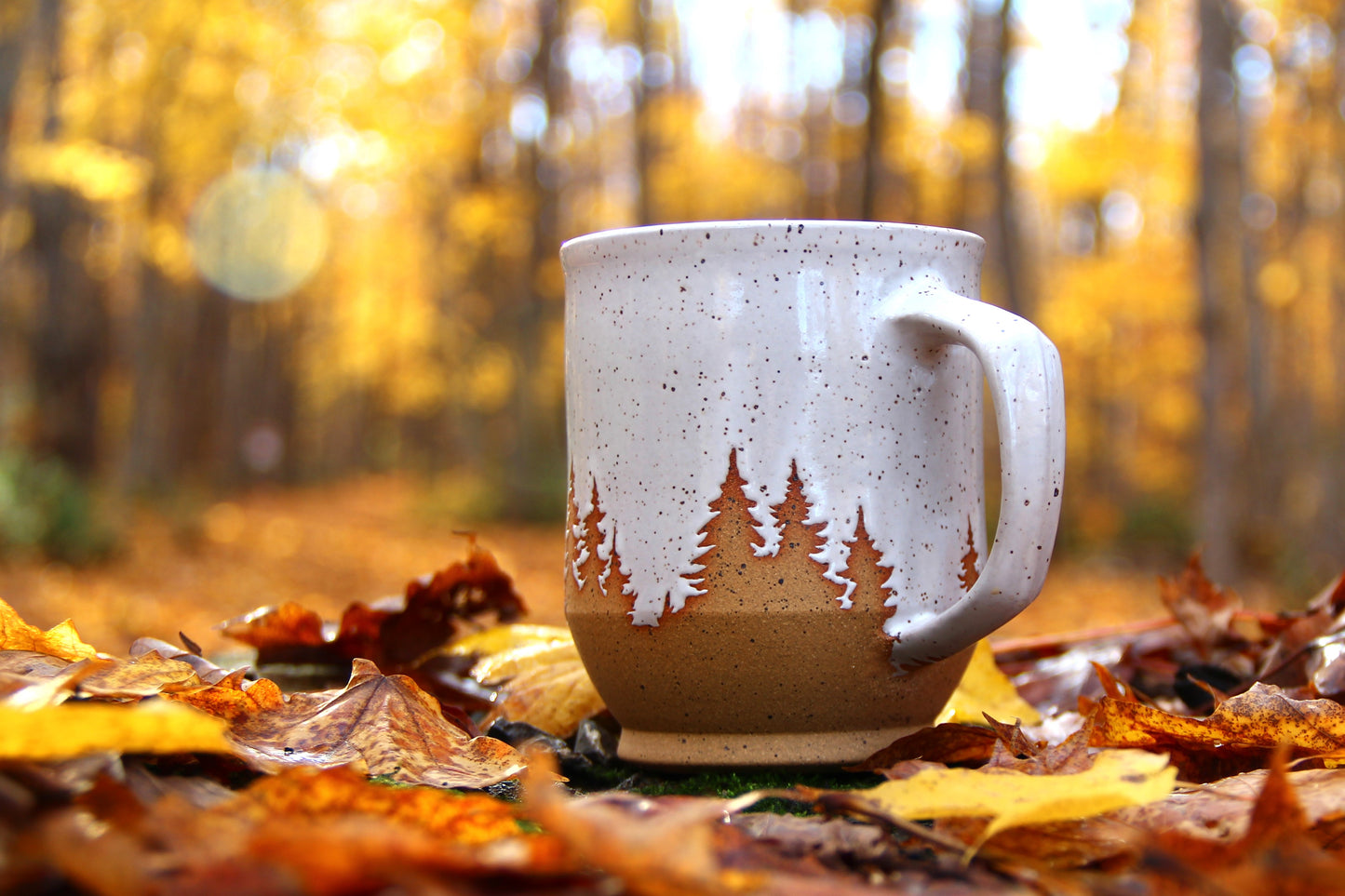 Tasse "Sapins" - Blanc sur terre rouge