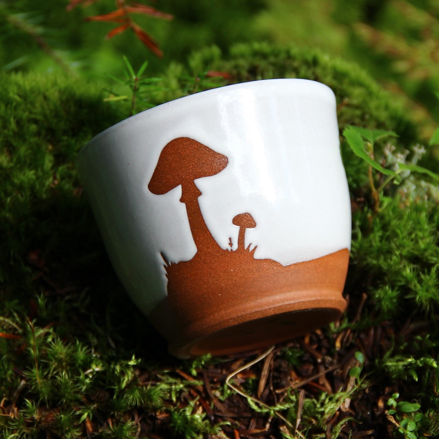 Bol à thé "Champignons" - Blanc sur terre rouge foncée