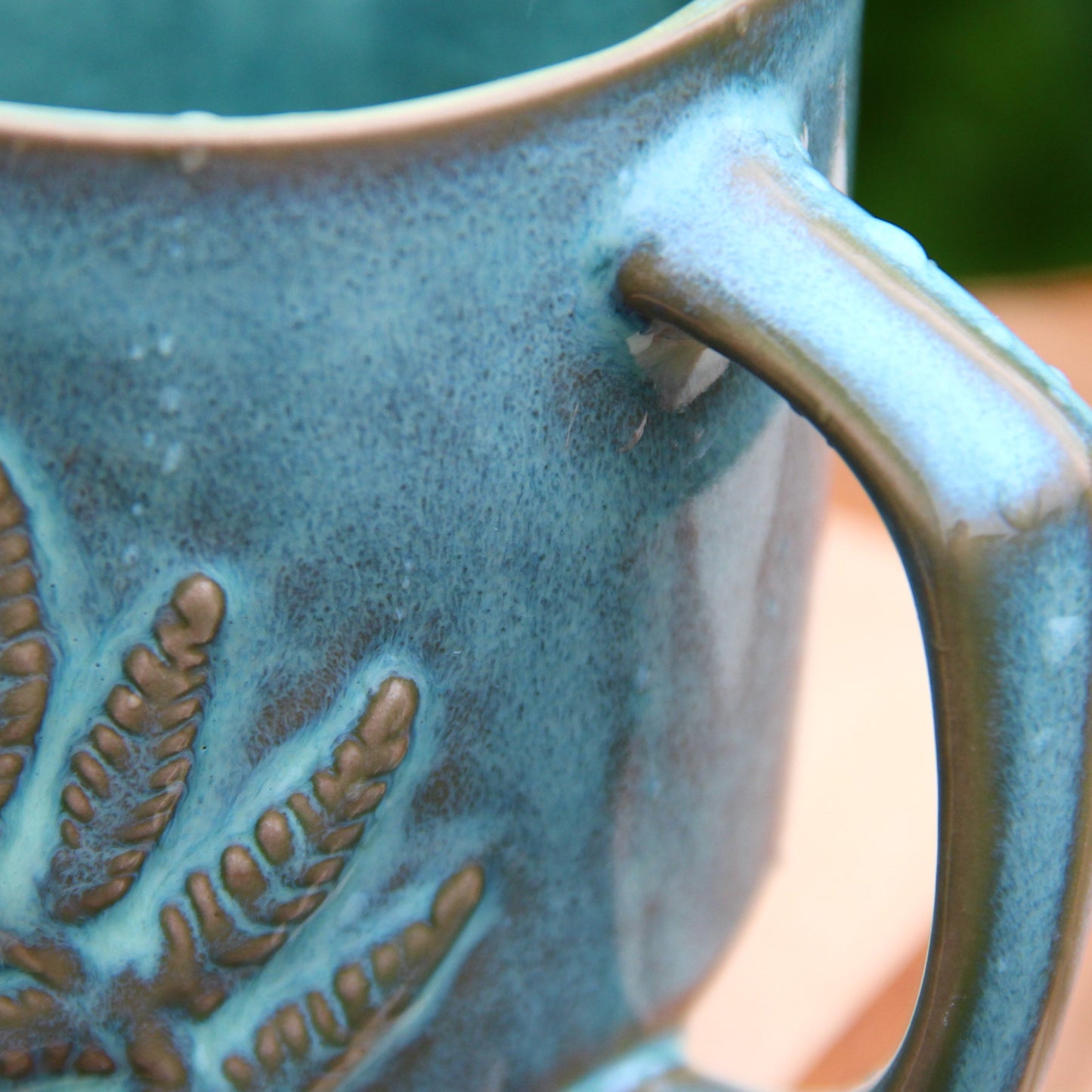 Tasse "Fougères 3D" - Vert Turquoise lustré sur argile sable
