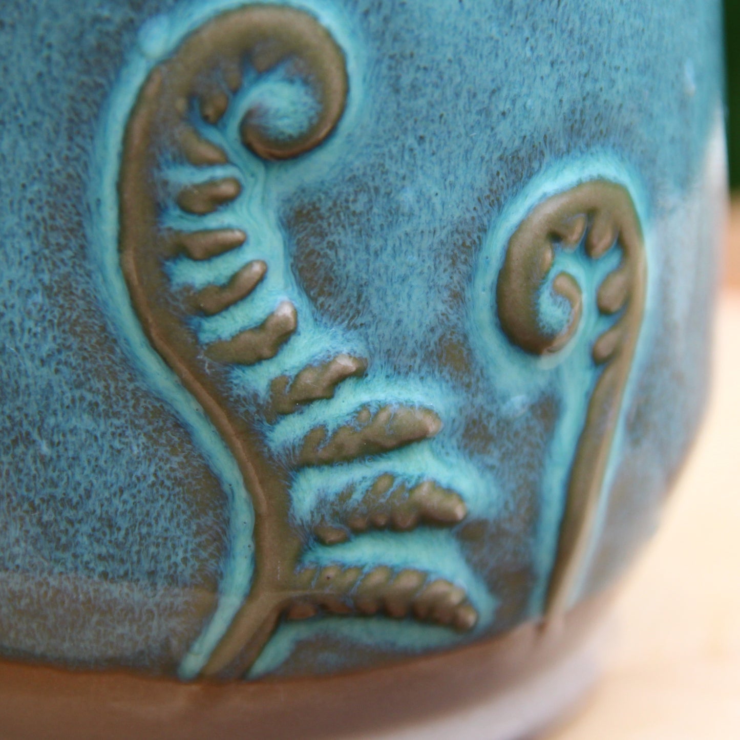 Tasse "Fougères 3D" - Vert Turquoise lustré sur argile sable