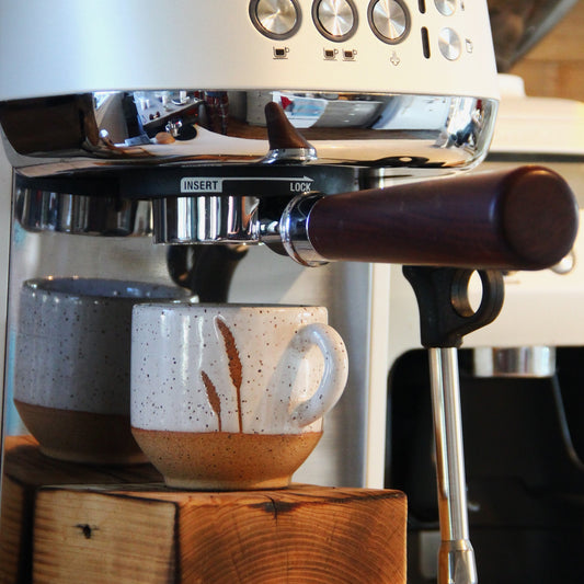 Tasse à Espresso / Cortado "Foins" - blanc sur terre rouge