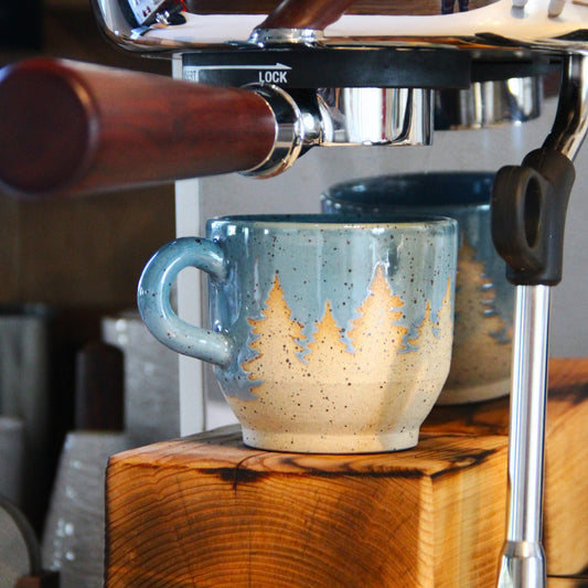Tasse à Espresso / Cortado "sapins" - Bleu ciel sur terre beige