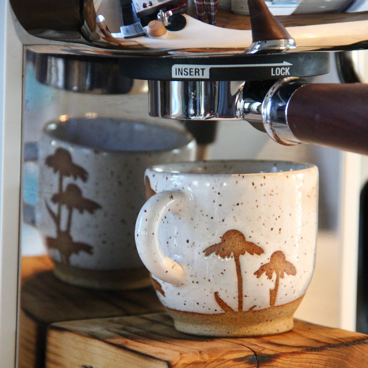 Tasse à Espresso / Cortado "Échinacées" - blanc sur terre rouge