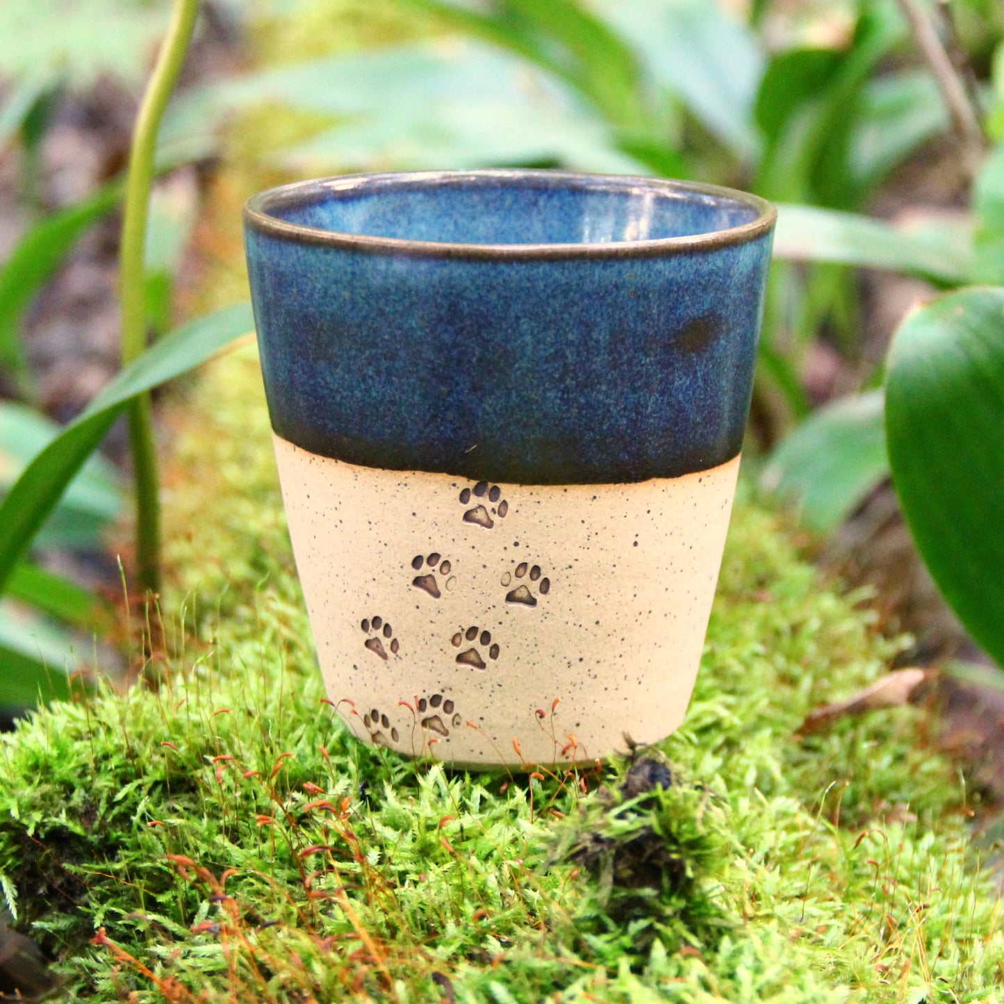 Gobelet petit "Pattes de chien / chat" -  Bleu sur terre beige