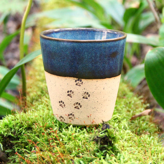 Gobelet petit "Pattes de chien / chat" -  Bleu sur terre beige
