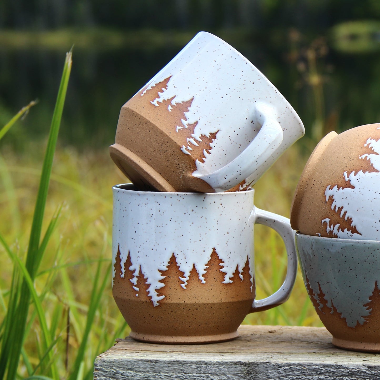 Tasse "Sapins" - Blanc sur terre rouge