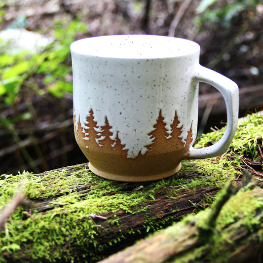 Tasse "Sapins" - Blanc sur terre rouge