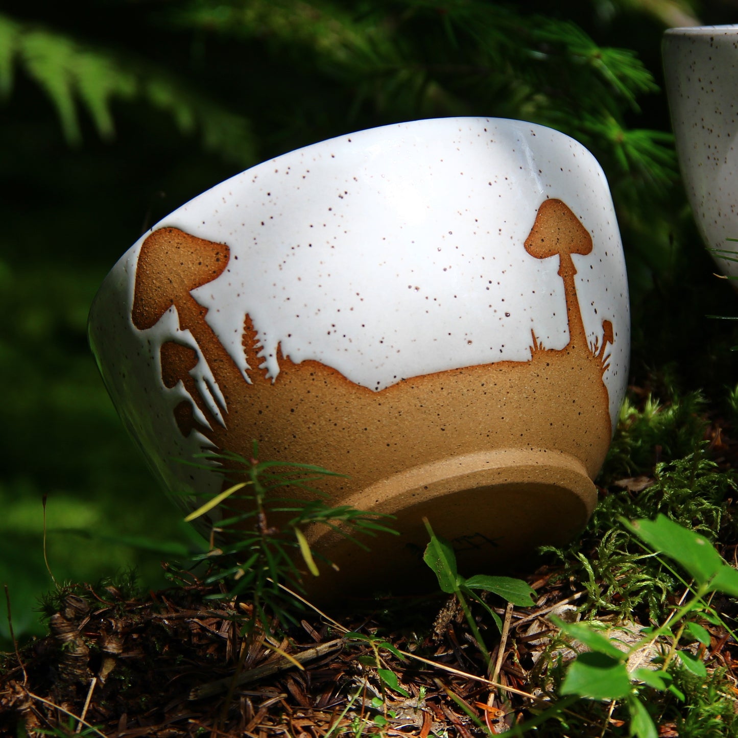 Bol rond Medium "Champignons" - Blanc sur terre rouge