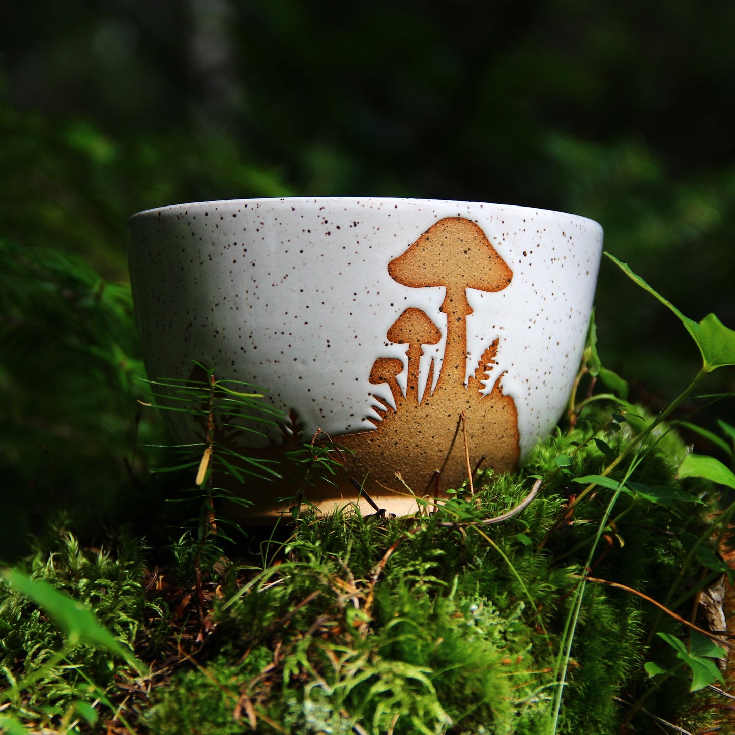 Bol rond Medium "Champignons" - Blanc sur terre rouge