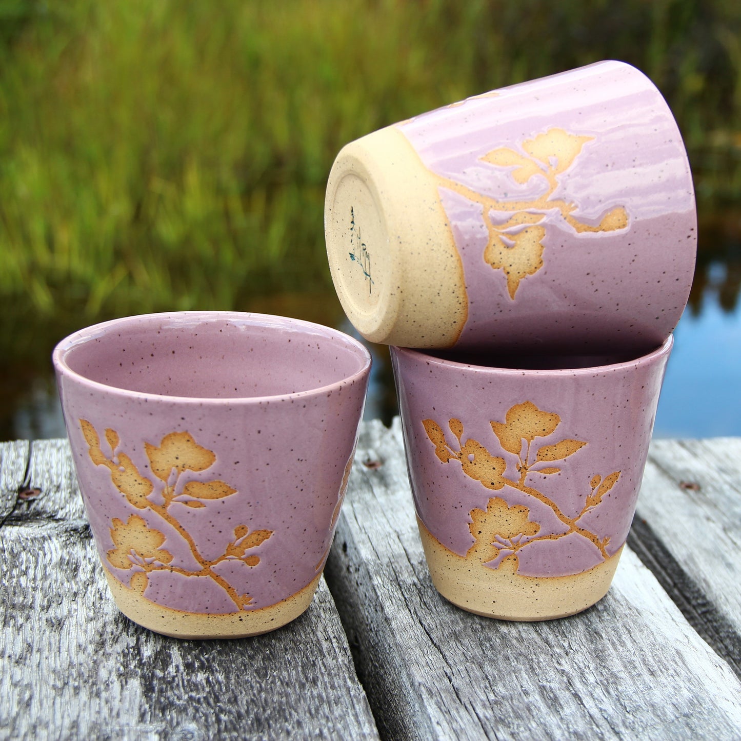 Gobelet petit "Fleurs de pommier" -  Rose sur terre beige