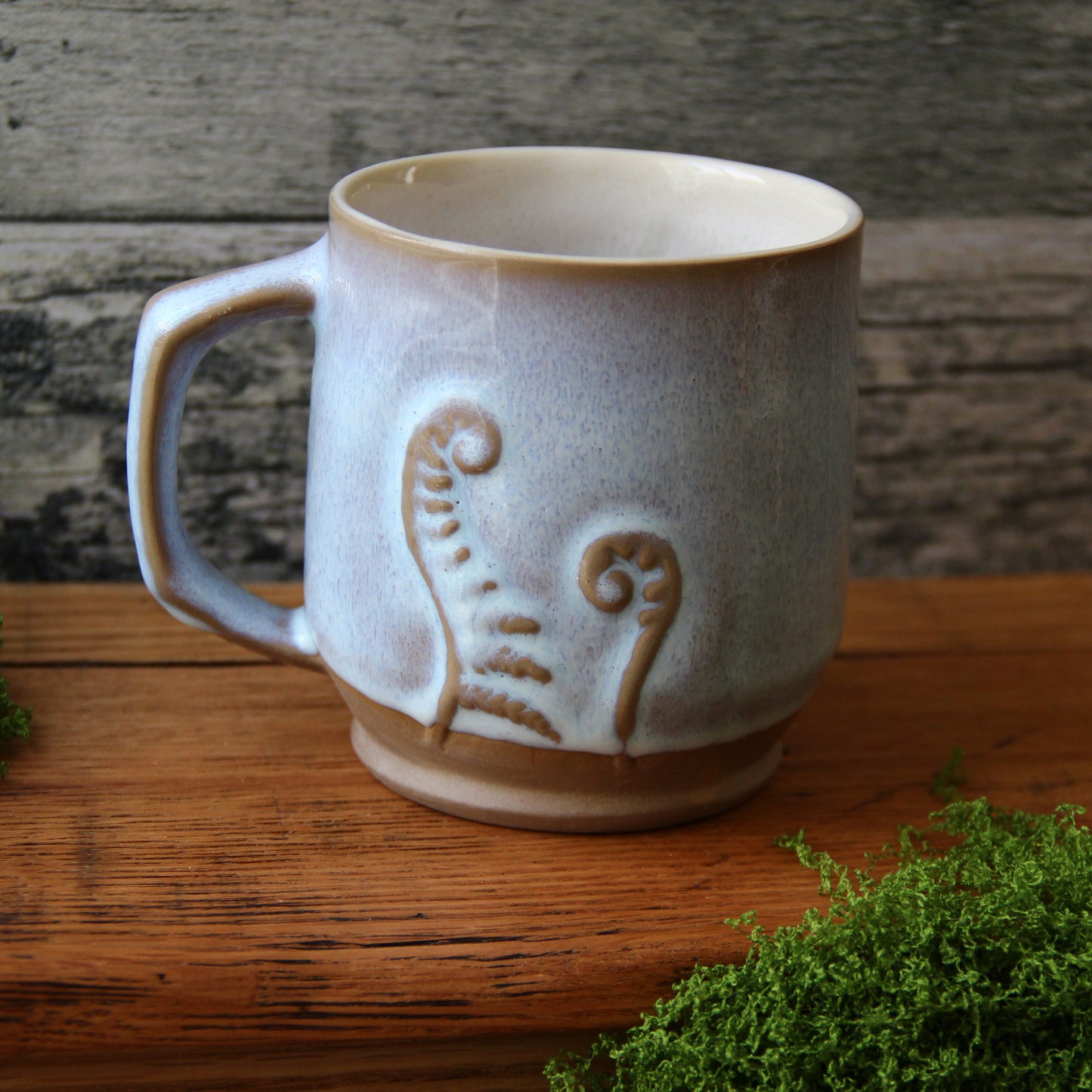 Tasse "Fougères 3D" - Blanc Opale semi transparent sur argile sable