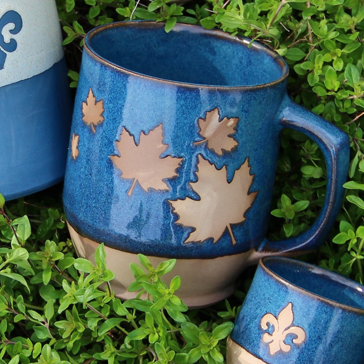 Tasse "Feuilles d'érable" - Bleu Alberta sur argile marbrée beige