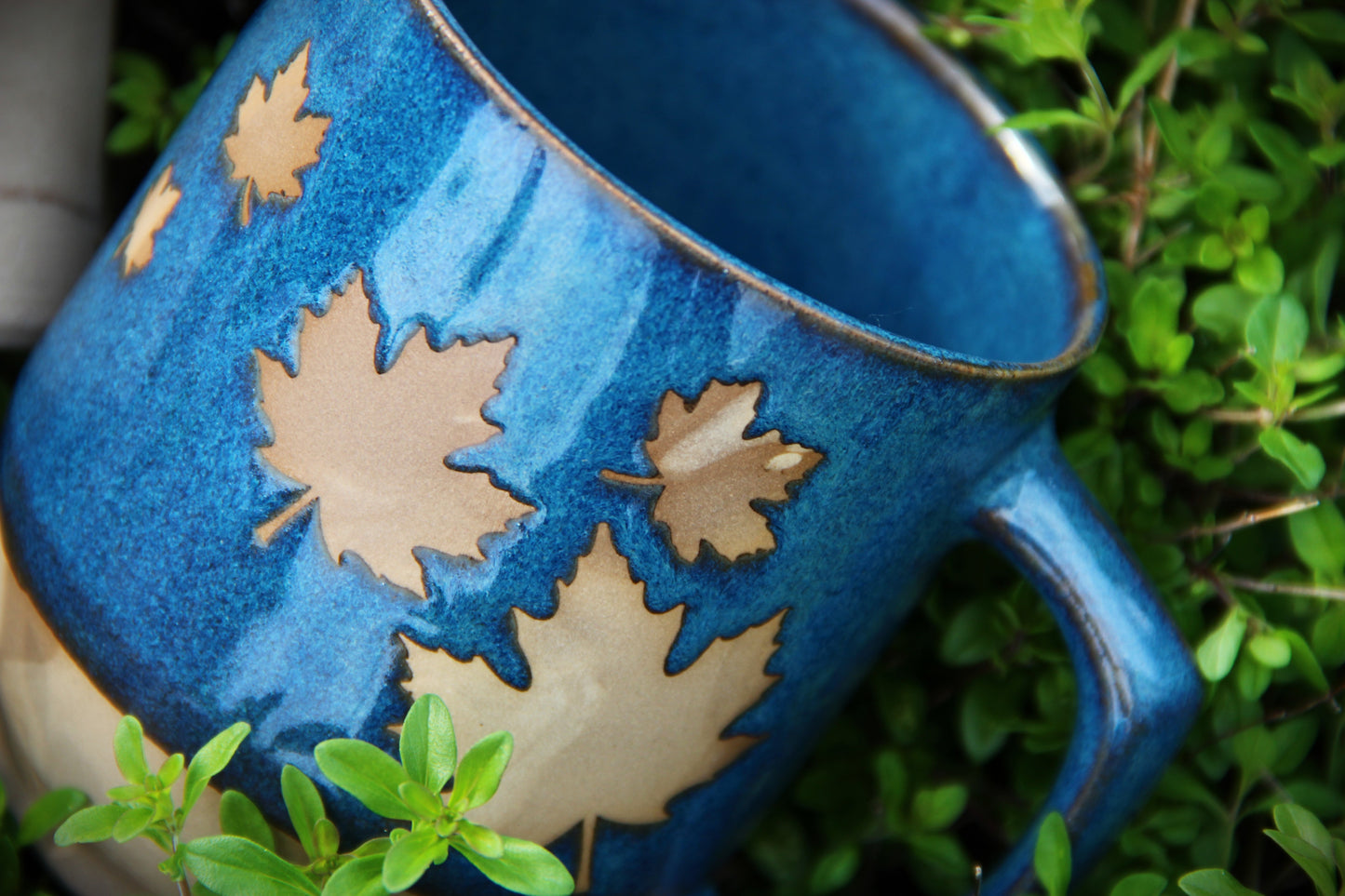 Tasse "Feuilles d'érable" - Bleu Alberta sur argile marbrée beige