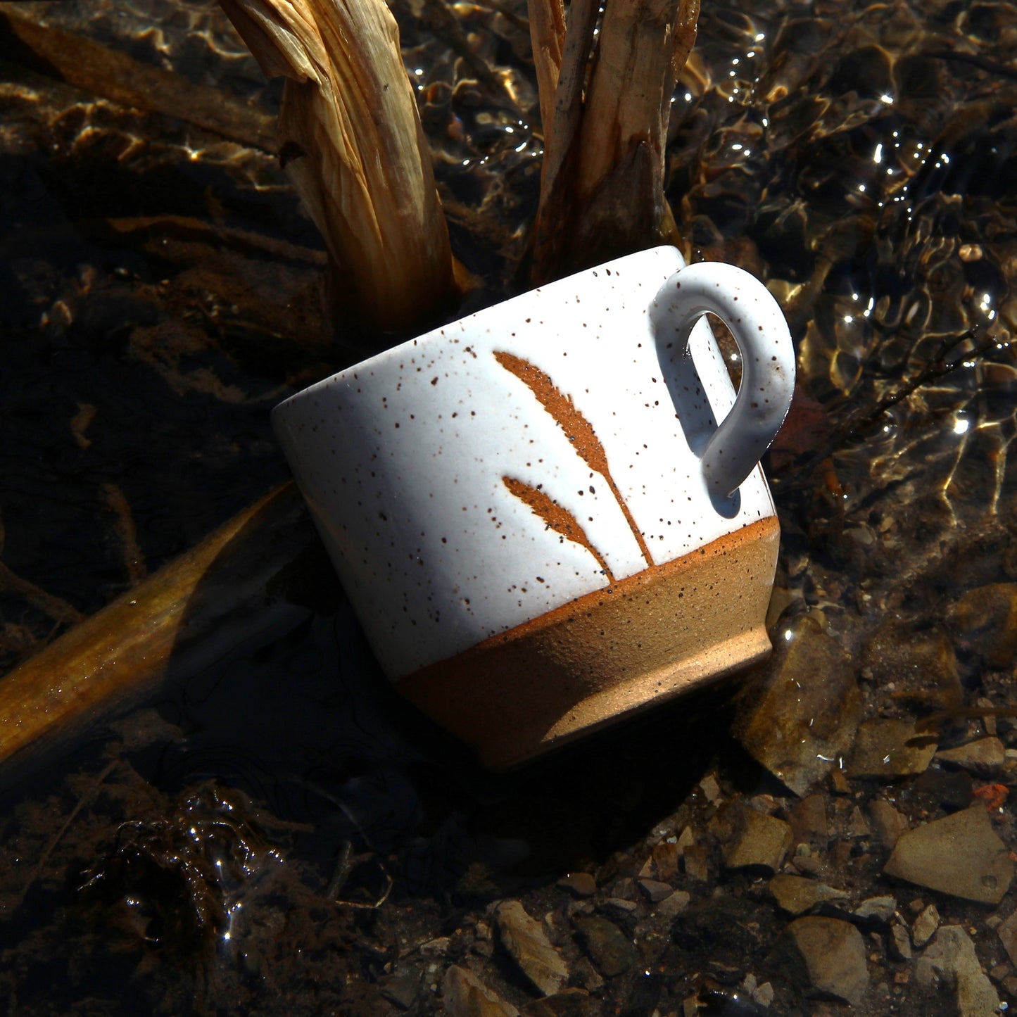 Tasse à Espresso / Cortado "Foins" - blanc sur terre rouge