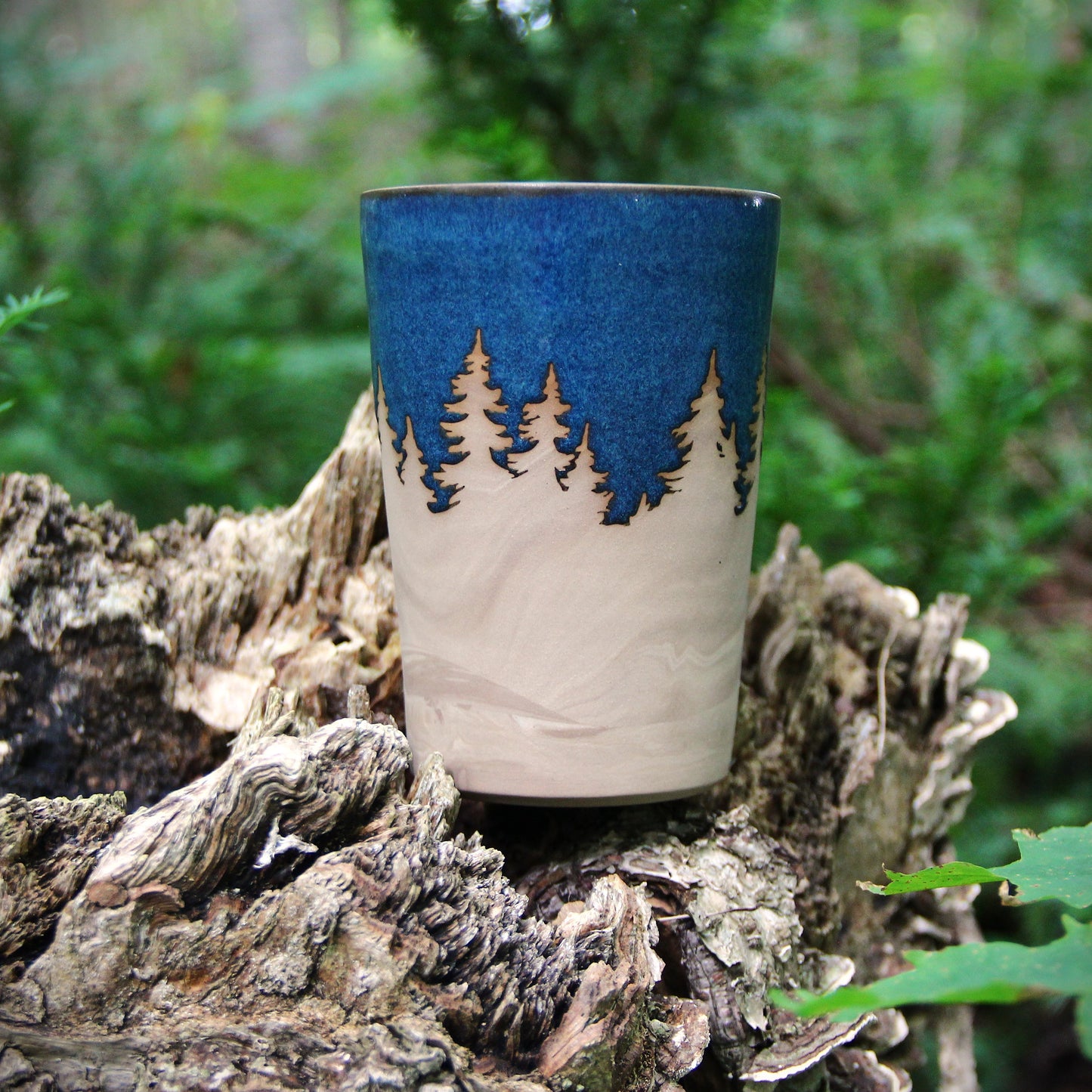 Gobelet  - GRAND - "Sapins" -  Bleu Alberta sur argile marbrée beige
