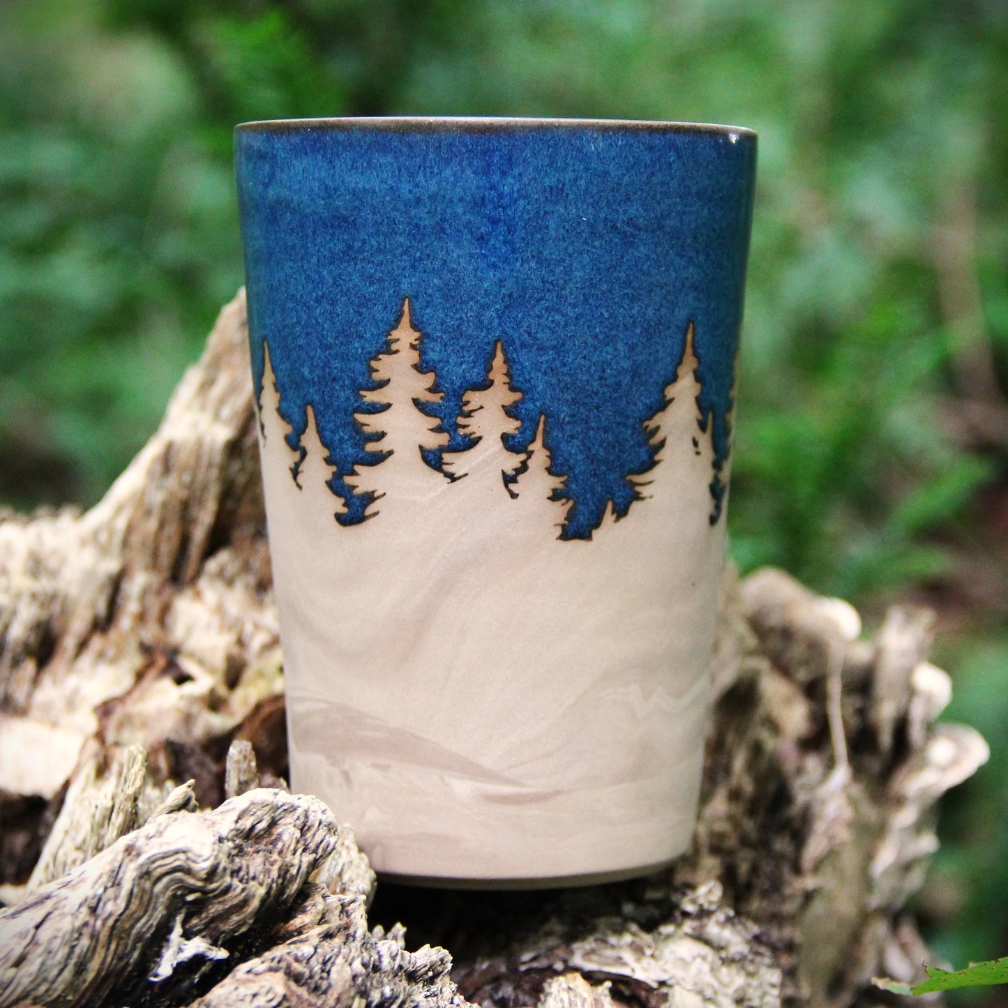 Gobelet  - GRAND - "Sapins" -  Bleu Alberta sur argile marbrée beige