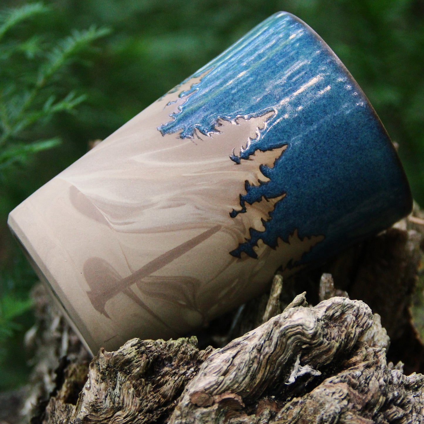 Gobelet  - GRAND - "Sapins" -  Bleu Alberta sur argile marbrée beige