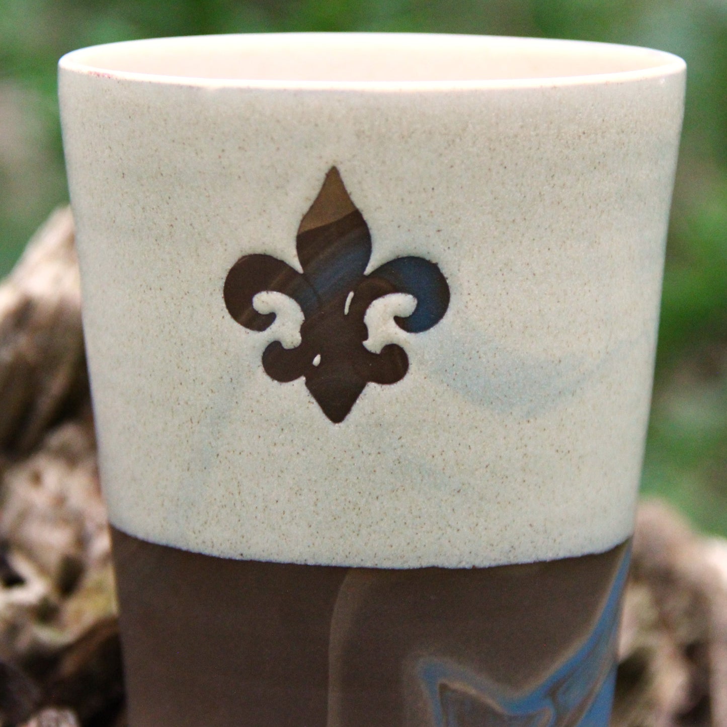 Gobelet  - GRAND - "Fleur de Lys" -  Vanille Satiné sur argile marbrée brun et bleu